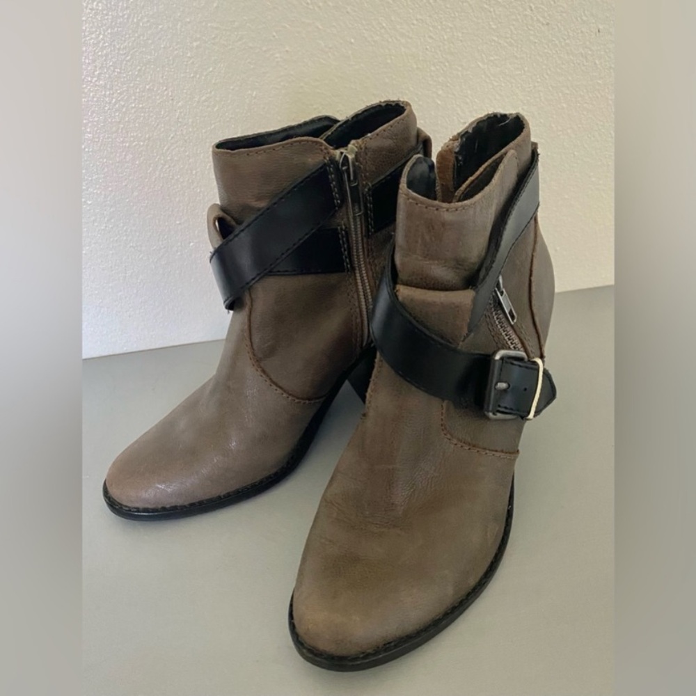 Dolce Vita Women's low shoes made of genuine leather in Moto style. - Picture 7 of 8
